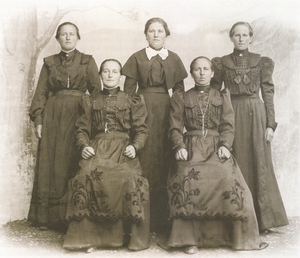 Tracht um 1900 - Die Traublingerschwestern aus Alllhofen. Von links: Balbina, Rosa, ?, Theresia und Elisabeth.
