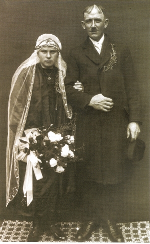 Hochzeitsbild vom 18.09.1928. Der 40-jährige Wittwer Sebastian Inderst heiratet dei 26-jährige Schwester seiner verstorbenen Frau Magedalena Wagner.