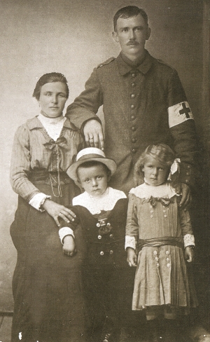 Familienportrait: Sebastian und Josefa Inderst mit ihren Kindern Georg und Eleisabeth um 1919. Josefa I. starb 1928 mit 39 Jahren während der Geburt ihres 11. Kindes.
