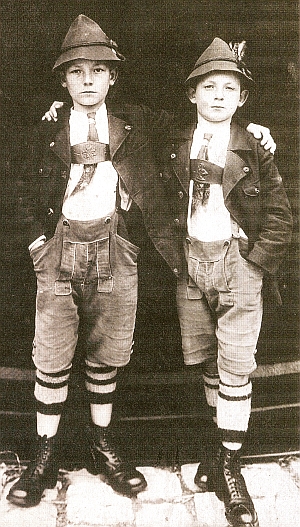 Die "Hapfebauer-Zwillignsbuam" Anton und Lorenz Schinagl, geb. 02./04. September 1919