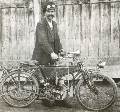 Spenglermeister Lorenz Fraunhofer aus Allmersdorf mit seinem Motorrad um 1930