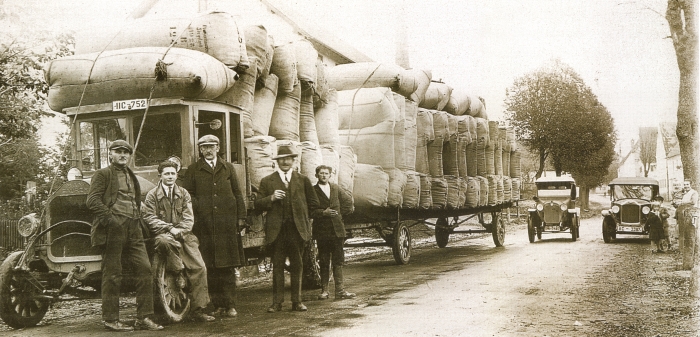 Vollbeladener Hopfenwagen auf der Hauptstraße in Kirchdorf um 1930